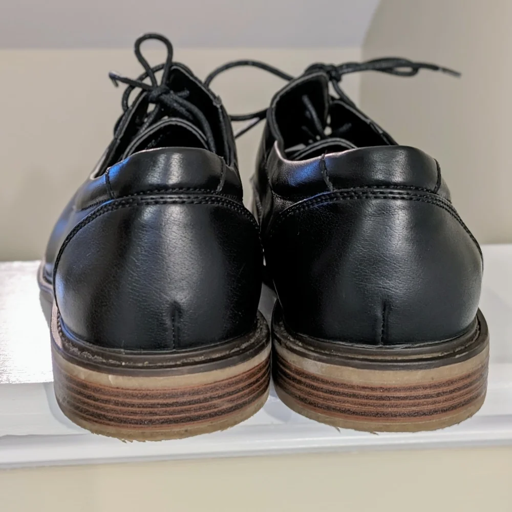 Men's size 10.5M Hugo Vitelli black lace up dress shoes
